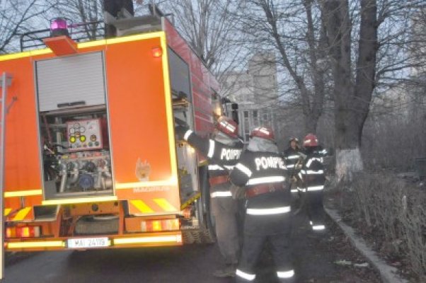 Pompierii, solicitaţi să stingă incendiile de la o casă şi un tomberon